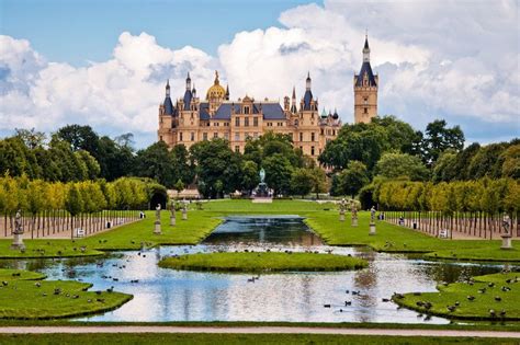 Les 22 châteaux allemands dignes de contes de fées - City Breaker | Germany castles, Schwerin ...