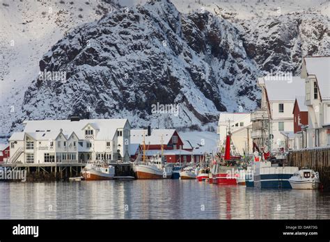 Fishing boats in the harbour of Henningsvaer / Henningsvær in the snow in winter, Lofoten ...