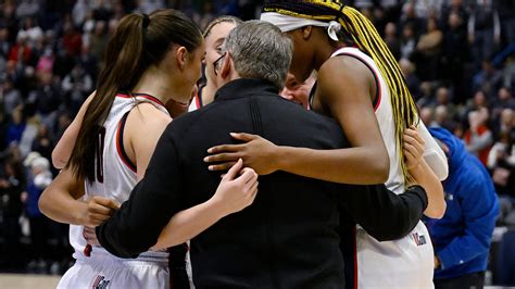 Geno Auriemma gets his 1,200th career victory as UConn routs Seton Hall