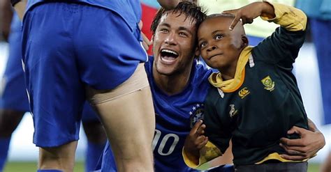 Brazil's Neymar posed for photos with the kid, and his teammates ...