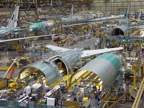 Boeing engineers, tech workers voting on contract - CBS News