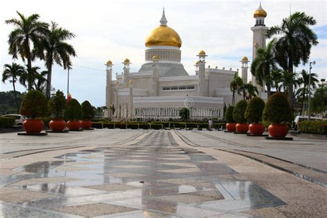 Sultan Omar Ali Saifuddien Mosque - by Day Stock Photo - Image of main ...