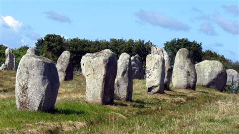 megoliths | 4 Main Types of Megaliths found in India | Sonhos, Lar dos ...