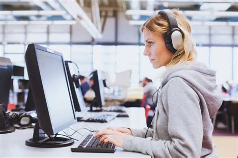 Wearing headphones at work: time for HR to step in? | HRD Australia