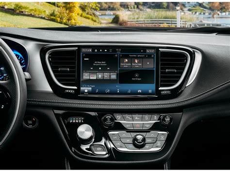 2023 Chrysler Pacifica Hybrid: 191 Interior Photos | U.S. News