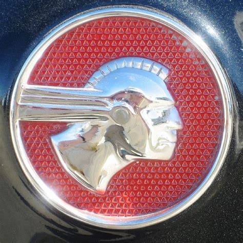 Love the old Pontiac emblem. | Ornements de capot, Bouchon de radiateur, Voiture