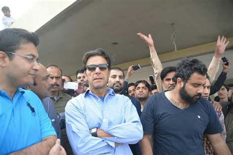 Imran Khan Distributing Breakfast Among PTI Workers At Bani Gala ...