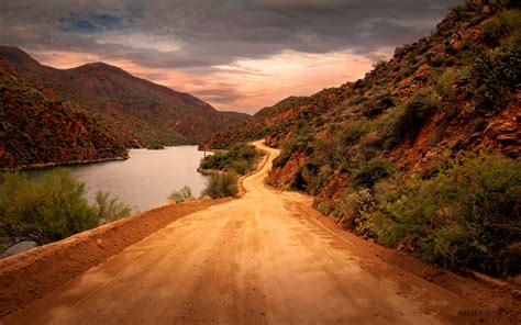 A cloud of dust on the Apache Trail - Road Trips with Tom