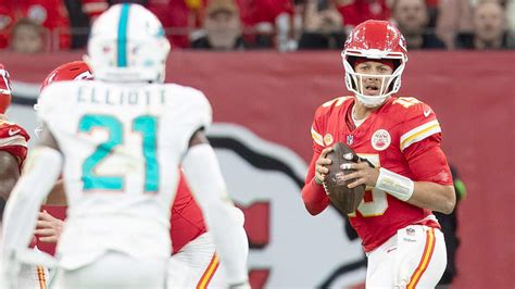 Chiefs vs. Dolphins: Time, how to live stream on Peacock, odds, pick for Saturday NFL playoff game