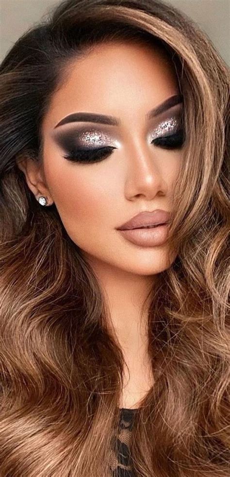 Stunning makeup looks 2021 : Glitter & Smokey Glam Look