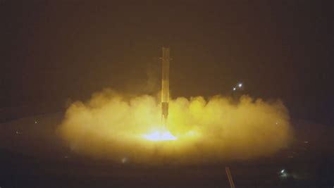 SpaceX hace historia al conseguir aterrizar el Falcon 9
