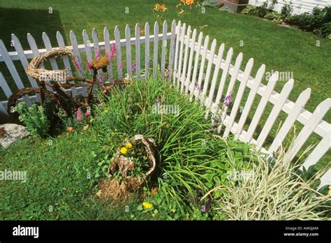 white picket fence garden Stock Photo - Alamy