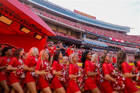 Chiefs Cheerleaders Turning Heads Before Thursday Night's Game - The Spun