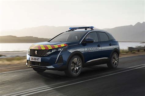 La Gendarmerie Nationale s'équipe de Peugeot 3008 Hybrid 225