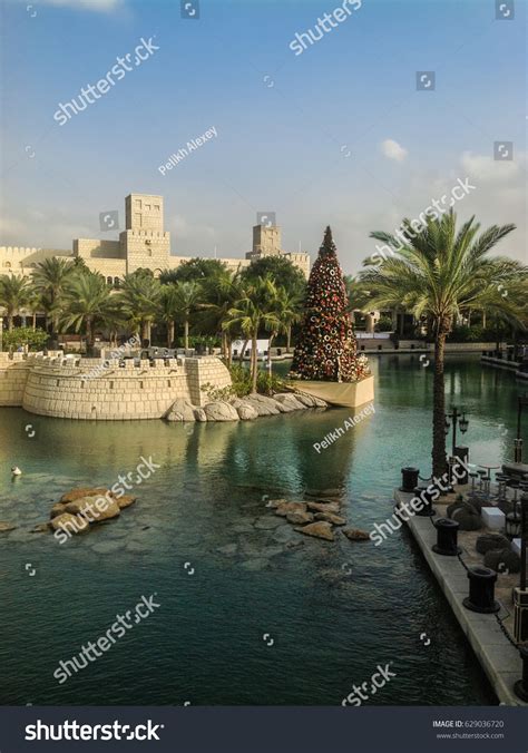 Christmas Tree Madinat Jumeirah Dubai Uae Stock Photo 629036720 ...