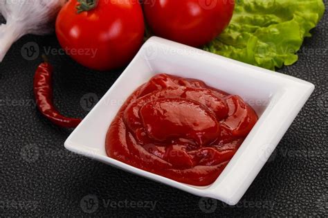 Tomato ketchup sauce 8500697 Stock Photo at Vecteezy