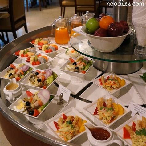 Emirates Business Class Lounge, Bangkok, Thailand - Noodlies food ...