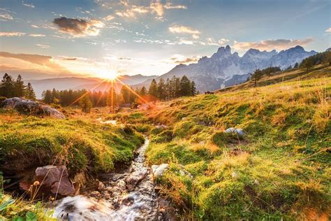 Berglandschap "Zonsondergang in de bergen" van Coen Weesjes op canvas ...