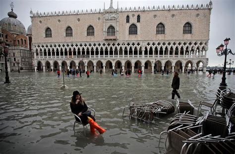 Venecia sufre su peor inundación desde 1966