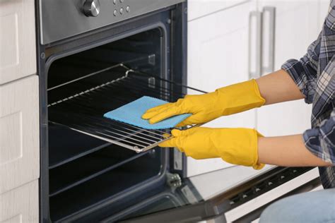 The Best Way to Clean Your Oven | MYMOVE