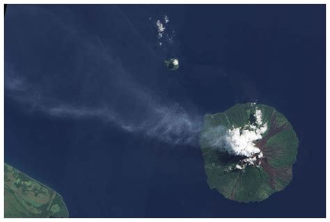 Manam volcano (Papua New Guinea): Large explosive eruption sending ash ...