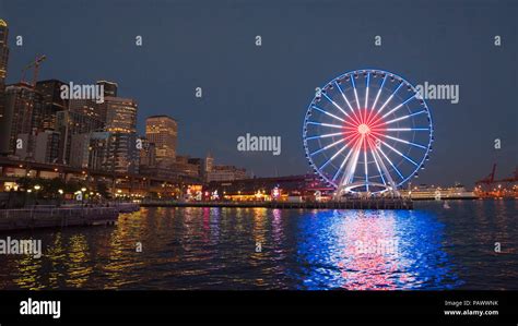 Seattle's Great Ferris Wheel at night, Pier 57, Seattle, Washington ...