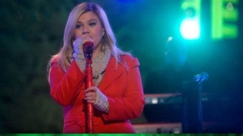 VIDEO: Christmas in Rockefeller Center – Kelly Clarkson | Heavy.com