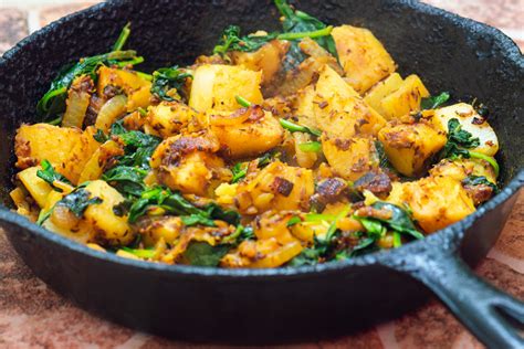 Spinach and Potato Curry (Saag Aloo) | Curry Foodie