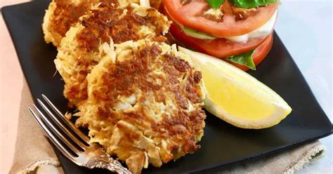 Easy Southern Style Blue Crab Cakes | gritsandpinecones.com