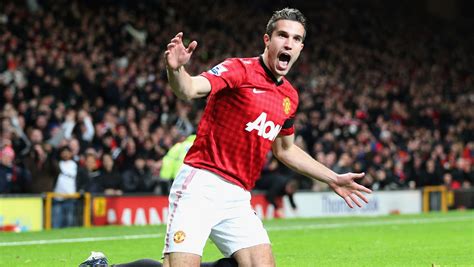 Van Persie keeps Manchester United on top of EPL