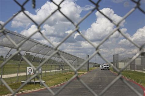 Two inmates make ‘very rare’ escape from ICE custody in Texas, are ...