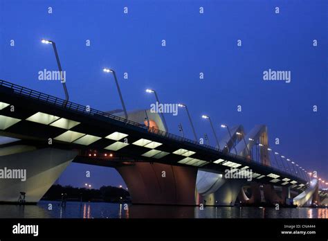 The Sheikh Zayed bridge, designed by Zaha Hadid, in Abu Dhabi Stock ...