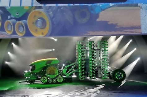 John Deere presents autonomous robot tractor - Future Farming