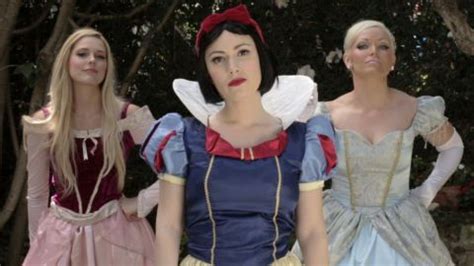 Watch Princess Elsa And Snow White Spit Rhymes In Disney Princess Rap ...