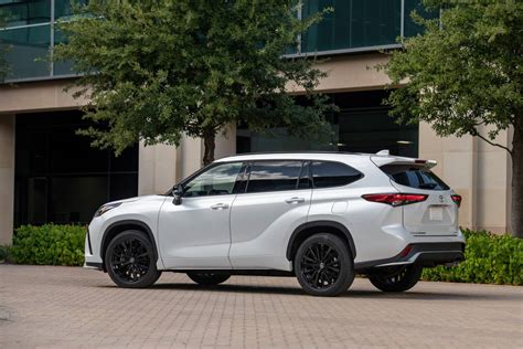 2023 Toyota Highlander Ditches the V-6, Adds Tech, Raises Prices | Cars.com