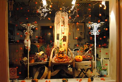 100+ Creative Autumn Window Displays, Ideas & Designs | Zen Merchandiser