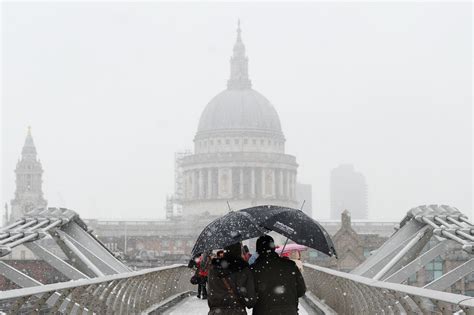 Snow in London: Delighted Londoners revel in largest snowfall in UK ...