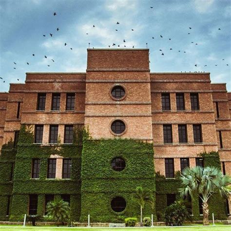 Ranking the top 10 universities of Lahore