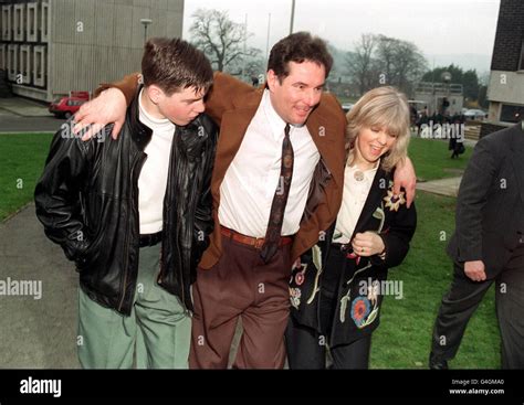 PA NEWS PHOTO 12/3/93 DEREK HATTON LEAVES COURT WITH WIFE SHIRLEY AND ...