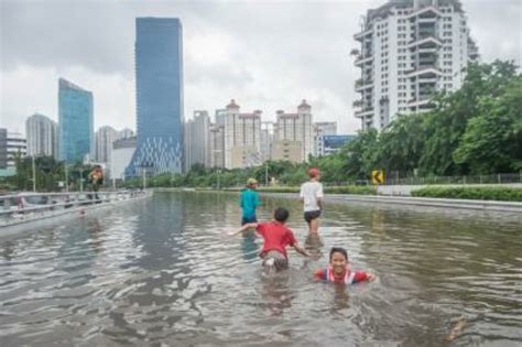 3 missing, 20 injured in Jakarta floods