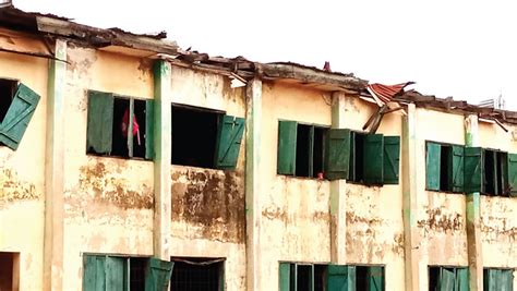 Death trap: Enugu dilapidated school building causes panic, roof ...