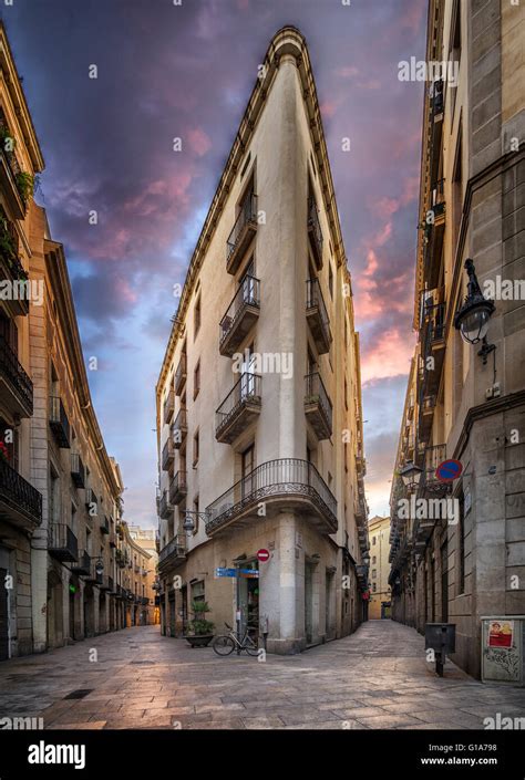 Apartment Building, Old Town, Barcelona, Spain Stock Photo - Alamy