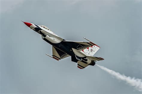 Thunderbirds F16 Fighting Falcon: Thunderbirds Air Force Display Team ...