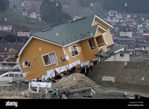 House destroyed by earthquake hi-res stock photography and images - Alamy