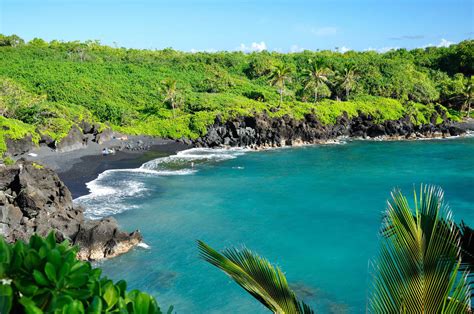 Waianapanapa State Park – Black sand beach, legendary cave and picturesque views in Eastern Maui ...