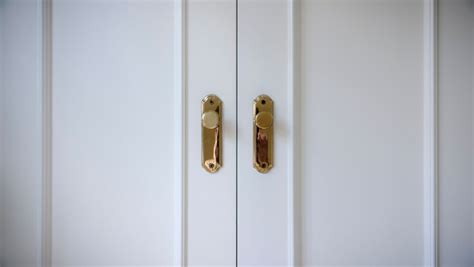 How to Fix Closet Doors Off Track By Yourself - Home Hearted