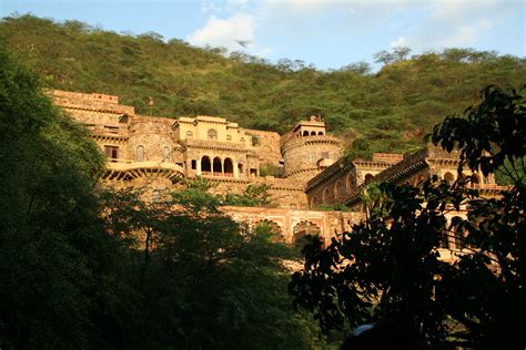 File:Neemrana Fortress, Alwar district.jpg - Wikipedia