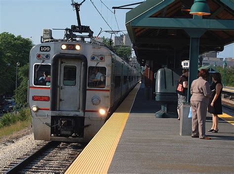 A South Shore train at the Hyde Park station, Chicago, Il. | South shore, Shores, Chicago ...