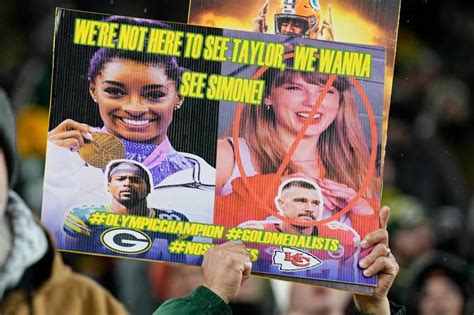 Nine fun Travis Kelce, Taylor Swift signs fans brought to Chiefs ...