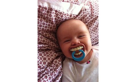 funny baby pacifier big teeth | Umorismo